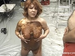 Coroa toda suja de fezes levando mijada