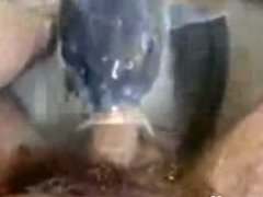 Peixe chupando o pau de um homem na piscina