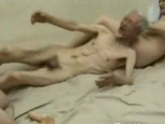 Homem idoso tentando transar com duas mulheres novas