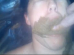 Marido forca a mulher a comer a merda dele e ela chora